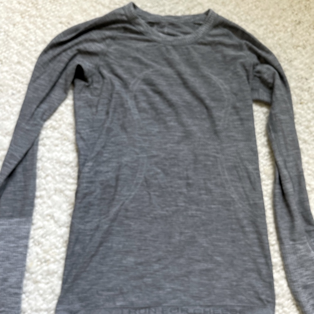 Lulu lemon grey long sleeve workout top with thumb holes. Size small